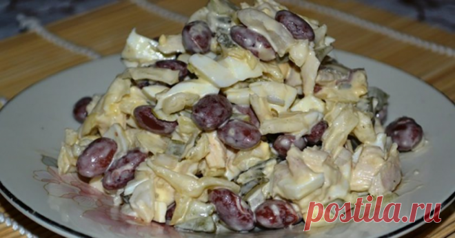 Сытный салат с фасолью и курицей: разнообразит повседневное меню