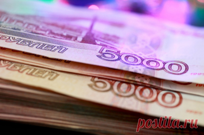 Красивые бумажки. Эксперты рассказали, как не нарваться на фальшивые рубли. Рубли подделывают реже, чем валюту многих стран. Но опасность получить фальшивку все равно остается.