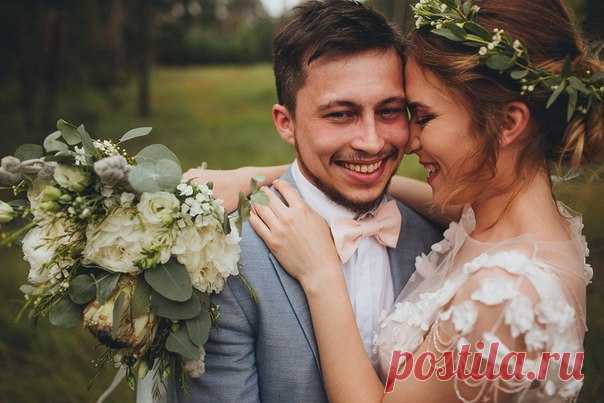 Организацией свадьбы Андрей и Вика занимались сами, делали своими руками декор и приглашения, продумывали программу. Топ-6 советов от невесты: weddywood.ru/ujut-i-rustik-svadba-za-gorodom-dlja-samyh-blizkih