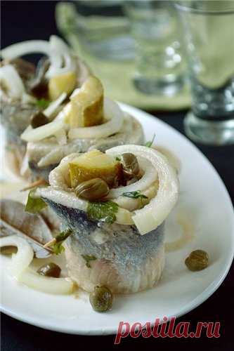 Рольмопсы Рецепт вкусной маринованной селедки. Тут есть похожее нечто. Можно подать отдельно как закуску или с кукурузной кашей/ картофелем. Перед подачей можно нарезать каждый рулетик кружочками. 3-4 порции 3 свежезамороженные сельди, разделанные на филе, без кожи 6 маленьких маринованных корнишонов (или…