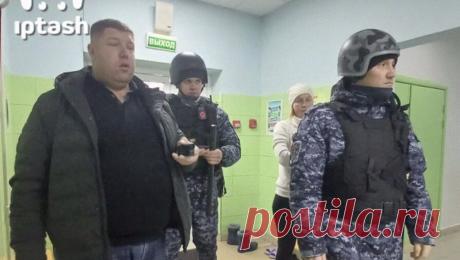 Россиянин с ребенком сбежал от бывшей жены через окно из детского сада. Семейный конфликт двух бывших супругов в Набережных Челнах закончился вызовом полиции из-за скандала родителей одного из воспитанников. Об этом сообщает Telegram-канал Mash Iptash. Инцидент произошел в одном из детских садов Набережных ...