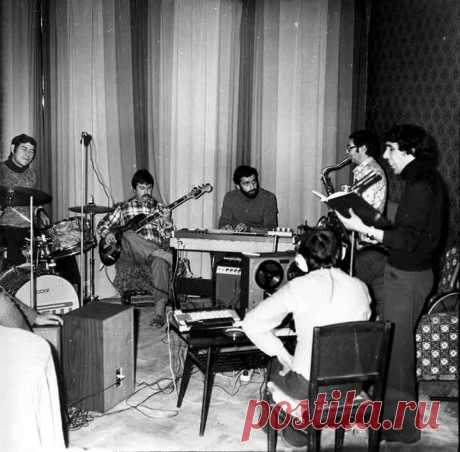 «Братья Жемчужные», и Е. Абдурахманов, декабрь 1979 Ленинград, декабрь 1979 года. В отсутствие Аркадия Северного, который так и не вернулся в этом году в Ленинград со своих одесских и московских гастролей, С. И. Маклаков записал с "Братьями Жемчужными" концерт зеленоградского автора-исполнителя Евгения Абдурахманова, которого порекомендовал Маклакову его московский знакомый Г. С. Ивановский...