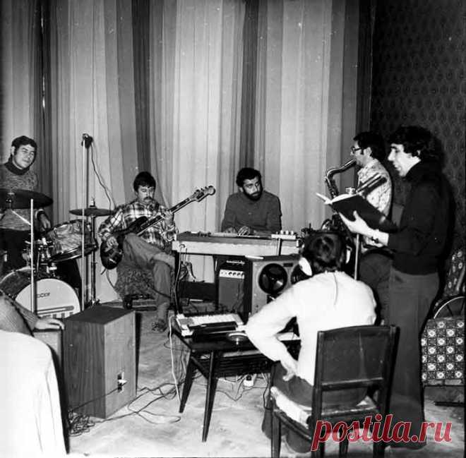 «Братья Жемчужные», и Е. Абдурахманов, декабрь 1979 Ленинград, декабрь 1979 года. В отсутствие Аркадия Северного, который так и не вернулся в этом году в Ленинград со своих одесских и московских гастролей, С. И. Маклаков записал с 