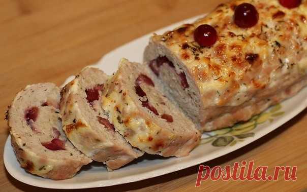 Мясной рулет с клюквой

Ингредиенты: 

Фарш свиной — 500 г 
Клюква — 100 г 
Молоко — 70 мл 
Хлеб — 50 г 
Лук репчатый — 1 шт. 
Прованские травы — по вкусу 
Перец — по вкусу 
Соль — по вкусу 
Сметана — по вкусу 
Сахар — 1 ч. л. 

Приготовление: 

1. В свиной фарш прокрутить лук, добавить прованские травы, соль, перец по вкусу и перемешать. 
2. Замочить кусочек хлеба в молоке, слегка отжать и добавить в фарш. Фарш тщательно перемешать и отбить до однородной и эластичной масс...