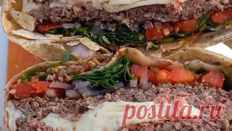 Это даже не бургер, а что-то нереально вкусное!!! НЕОБЫЧНЫЙ БУРГЕР 
🌶Фарш Говядина/Свинина 250гр
🌶Соль по вкусу 
🌶Перец по вкусу 
🌶Лук красный 1/2шт 
🌶Помидоры 1/2шт
🌶Лист салата 
СОУС…