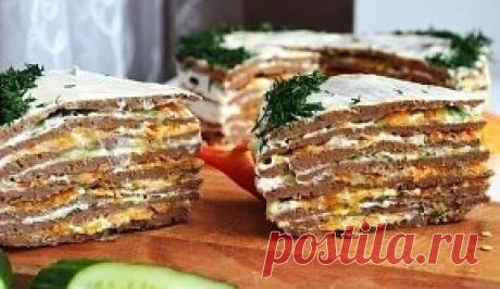 Печеночный торт "Освежающий"
Ингредиенты:
-Куриная печень – 800 г
-Морковь – 3 шт.
-Лук репчатый – 3 шт.
-Свежий огурец – 1 шт.
-Сметана – 200 г
-Майонез домашний – 150 г
-Чеснок – 0,5 головки
-Укроп – 1 пучек
-Пшеничная мука – 3 ст. л.
-Соль – 1 ч. л.
-Лавровый лист – 3 шт.
-Яйцо – 3 шт.
Приготовление:
1. Для начала очистим морковь, промоем (у меня морковки маленькие, поэтому брала 5 шт, если брать среднего размера, трех будет достаточно).
2. Очищенную морковь натираем на крупной терке.
3. Лу