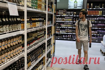 Итальянский бренд решил запретить сторонний импорт алкоголя в Россию. Итальянская Campari Group подала в суд на российского дистрибутора «Мастер-Трейд». Правообладатель бренда Aperol намерен добиться запрета на ввоз и продажу по параллельному импорту напитка Aperol. Ранее ушедшая из России компании решила запретить регистрацию бренда сиропов Barline Aperol для коктейлей, кофе и десертов.