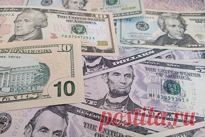 Россиян предупредили о наказании за покупку валюты с рук. Доцент Института мировой экономики и бизнеса РУДН Владимир Григорьев предупредил россиян о том, что за покупку валюты с рук предусмотрено наказание. Он напомнил, что за куплю и продажу валюты у частных лиц в России предусмотрена административная ответственность. При этом курс у таких перекупщиков будет «запредельным».