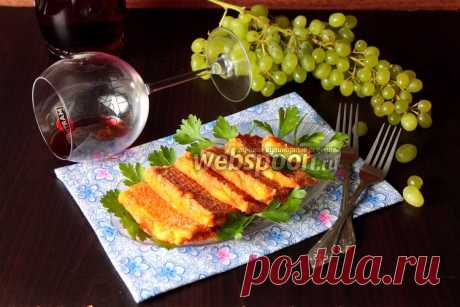 Сыр жареный с томатом. Жареный сыр — очень вкусное и популярное в Европе блюдо. Готовый сыр получается мягким, подплавленным внутри, с хрустящей запечённой корочкой. Это не только восхитительная закуска к пиву, но и отличный вариант сытного завтрака. Однако простой закуской его не назовёшь. Сыр, обжаренный на горячем масле, достаточно калорийное блюдо, которое вполне может заменить гарнир с мясом. Нам потребуется любой твёрдый сыр типа Гауды, либо Голландского.