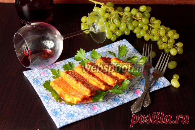 Сыр жареный с томатом. Жареный сыр — очень вкусное и популярное в Европе блюдо. Готовый сыр получается мягким, подплавленным внутри, с хрустящей запечённой корочкой. Это не только восхитительная закуска к пиву, но и отличный вариант сытного завтрака. Однако простой закуской его не назовёшь. Сыр, обжаренный на горячем масле, достаточно калорийное блюдо, которое вполне может заменить гарнир с мясом. Нам потребуется любой твёрдый сыр типа Гауды, либо Голландского.