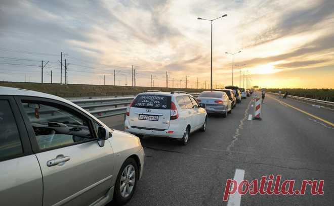 У Крымского моста скопилось более 1200 автомобилей. На Крымском мосту к 17:00 мск 20 июля со стороны Тамани образовалась очередь из почти 900 автомобилей, сообщил оперативный телеграм-канал информцентра по дорогам о ситуации на автоподходах к мосту.