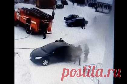 Загоревшийся автомобиль со спящим ребенком внутри сняли на видео. В Печоре загорелась машина, внутри которой россиянин оставил спящего ребенка. Приехавшие пожарные открыли двери машины, из нее начали валить черные клубы дыма. Один из спасателей вынес ребенка и оказал ему первую помощь. Мальчик находится в детской реанимации, его состояние врачи оценивают как стабильно тяжелое.
