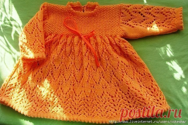 Солнечное платьеце спицами