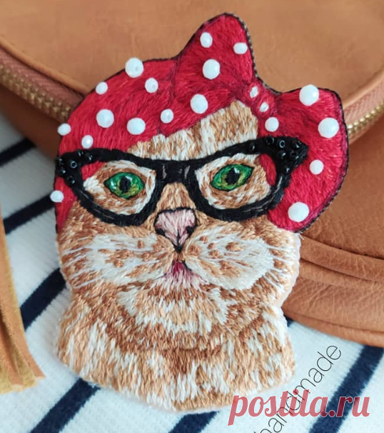 Брошь "Кошка" вышита гладью нитками мулине, чешский бисер, биконус, пайетки. Изнанка фетр, японская булавочка.