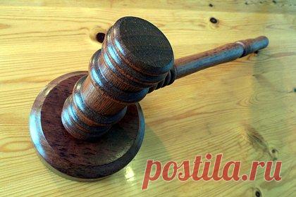 Найденная в сельском доме старая ваза ушла с молотка за 465 тысяч рублей. В Великобритании найденную в сельском доме старую вазу продали на аукционе за четыре тысячи фунтов стерлингов. Китайский артефакт XVII века обнаружил сотрудник аукционного дома Hanson Holloway's Ross, оценщик Пол Фокс. Редкая ваза стояла на комоде среди других фарфоровых безделушек.