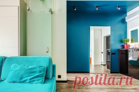 Яркая ванная за секретной дверью-зеркалом. Пример использования трех виднов плитки + покраска стен