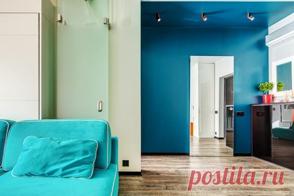 Яркая ванная за секретной дверью-зеркалом. Пример использования трех виднов плитки + покраска стен