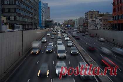 Названа средняя цена на подержанные автомобили в России. Аналитики «Авто.ру» изучили объявления и выяснили, что в октябре средняя цена на подержанные автомобили возрастом до 15 лет выросла на 2,3 процента, превысив 2 миллиона рублей. Сильнее всего подорожала отечественная Lada (ВАЗ) 2131. Об этом исследователи рассказали «Ленте.ру».