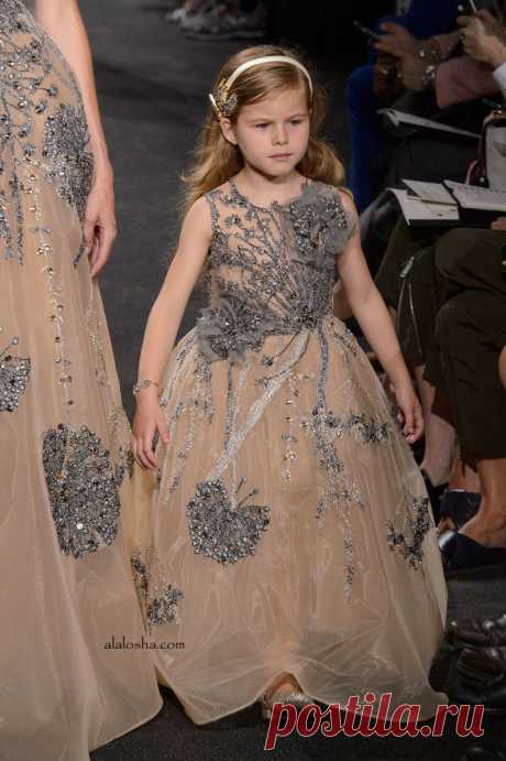 ALALOSHA: VOGUE ENFANTS: Mini costura: Elie Saab mostró momia de estilo-y-me durante la alta costura FW'17
