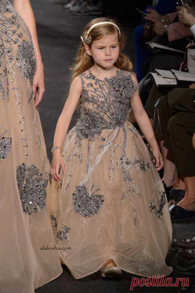 ALALOSHA: VOGUE ENFANTS: Mini costura: Elie Saab mostró momia de estilo-y-me durante la alta costura FW'17