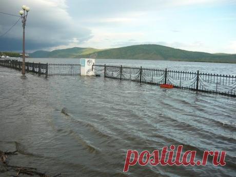 Путешествие по городу. 2013 год НАВОДНЕНИЕ, набережная Амура  в р-не РЕЧНОГО ВОКЗАЛА.