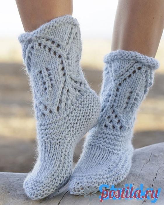 Именно такую модель домашних носков-сапожек предложили дизайнеры Drops Design Studio, и назвали модель «Северный берег» — North Shore.