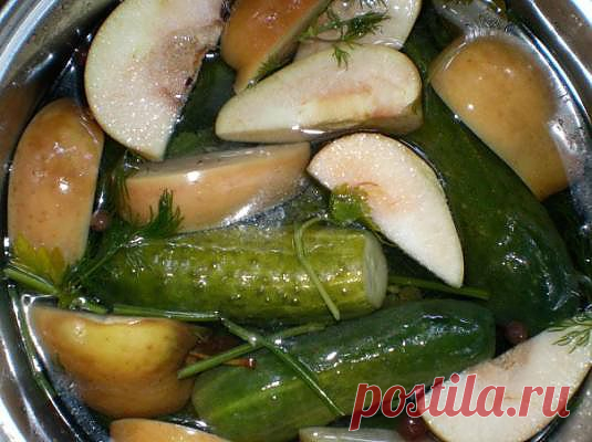 Малосольные огурцы с яблоками.