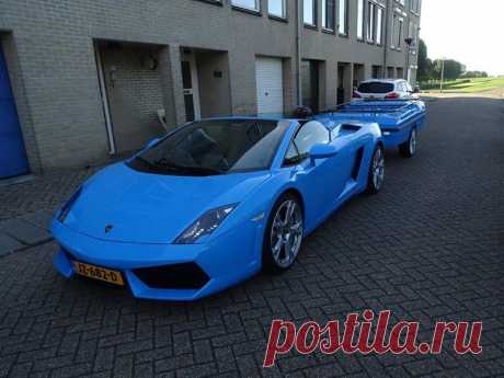Lamborghini с прицепом в Нидерландах | Чёрт побери Lamborghini закончил производство Gallardo еще в 2013 году, но поздние модели по-прежнему ощущаются свежими, и это удивительно, если учесть, что V10 Bull родился в 2003 году. Не поймите неправильно, Gallardo не лишен недостатков, и ограниченная багажная емкость является одним из самых больших недостатков машины из Сант'Ага­та-Бо­лонь­е­зе. Вот один владелец Gallardo Spyder в Нидерландах решил что-то сделать с такими ограни...