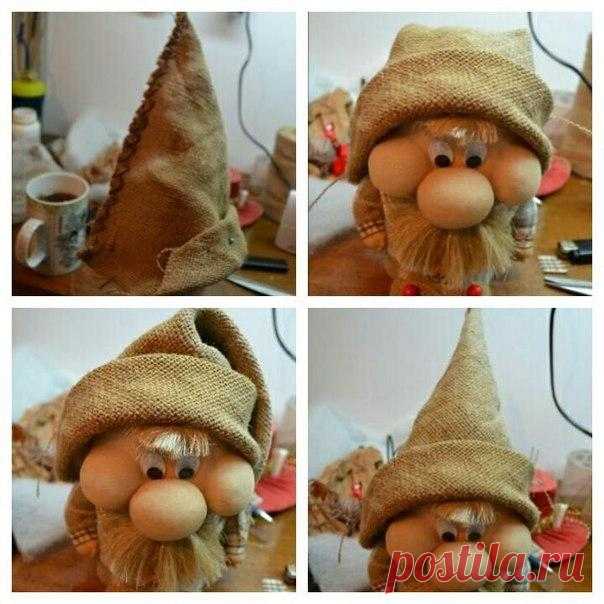 ДОМОВОЙ

Для создания этого обережка нам понадобятся:
1. Катушки от скотча, полипропиленовых лент (как в данном случае) или что-то, чем Вы сможете заменить. Например, обрезок трубы или рулона, оставшегося от линолеума.
2. Одноразовые ложки.
3. Шпагат.
4. Ткань для костюма =)
5. Сантехническая пакля.
6. Карандаш, ножницы.
7. Мешковина. В моем случае - это старые мешки от картошки, предварительно выстиранные. Флористическая мешковина для этого дела тонковата и будет просвечивать.
8. Иглы