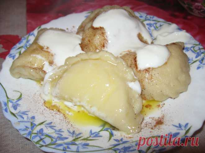 Для хороших вареников обязательно нужно две вещи: вкусный творог и не торопиться. Замесите тесто, а затем заверните его в пленку или уложите в пакет. И оставьте минимум минут на двадцать, а максимум на час. Тесто получится плотное и шелковое на ощупь, и вы сможете тонко его раскатать без риска разрыва — потому что в хороших варениках с творогом теста должно быть мало, а творога много. Причем существенно.
В холодное молоко (оно должно быть буквально ледяным) добавьте соль, сахар, яйца, взбейте и