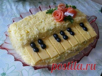 Украшение салатов к празднику: рецепты с фото - 8 Ложек Сегодня трудно представить себе любой праздничный стол без салатов. Наш славянский народ любит салат