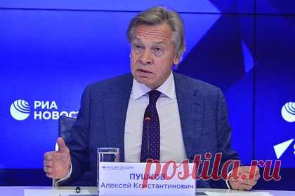 В Совфеде раскрыли смысл слов Дуды об «утопающей» Украине. Президент Польши Анджей Дуда словами об «утопающей» Украине показал, что интересы его страны важнее потребностей Киева. Об этом заявил член Совета Федерации Алексей Пушков, напомнив, что польский лидер сравнил Украину с утопающим, который может утянуть на дно того, кто его спасает.