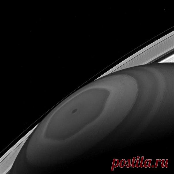 Вокруг северного полюса движутся вихрем облака движимые быстрыми ветрами Сатурна. Хотя полюса Сатурна находятся в центре всего этого движения, не всё вращается вокруг них по кругу. Некоторые модели струйного течения такие, как шестиугольник, который виден здесь имеет волнистые, неровные формы. Спутники также имеют орбиты, которые являются эллиптическими, некоторые довольно далеко от круговой. / Astro Analytics