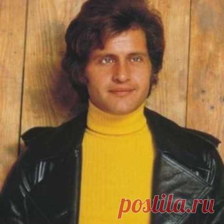 Джо Дассен. Запах времени. 38 лет назад, 20 августа 1980 года, ушел из жизни самый романтичный французский певец Джо Дассен. В семидесятые советский союз бесповоротно влюбился в Джо Дассена. Прошли десятилетия, но он, похоже, навечно поселился в русских сердцах. 20 августа 1980 года в ресторане "У Мишеля и Элиан" на острове архипелага Таити, носящем название Тахаа, ровно в полдень высокий брюнет с голубыми глазами упал на пол и даже случайно оказавшемуся здесь врачу не удалось сделать так, чтобы