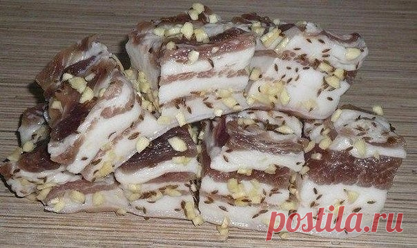 БЫСТРОСАЛО… ЖАЛЬ, МАЛО!

Предлагаю рецепт вкусного сала. Рецепт очень простой и в то же время сало или грудинка получаются очень вкусное. К тому же не нужно ждать несколько дней, пока сало засолится, ибо его можно уплетать почти сразу после его приготовления.

Итак берем стакан соли, полстакана сахара, 3-4 лавровых листа, перец горошком, гвоздика и немного семян горчицы…

заливаем литром воды и кипятим. хорошо размешав соль и сахар. как закипело снимаем с плиты и даем осты...