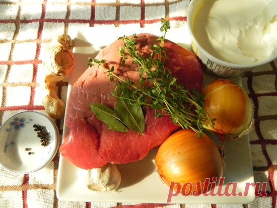 мясо в горшочке "А ля Рюсс" Берем кусок говядины, где-то на 1.5 кг веса. Пару больших луковиц, пару листов лавра, 3-4 ветки тимьяна или майорана, горчица.Для соуса - пару стаканов сметаны, 2-3 зуба чеснока, немного имбиря, натер…