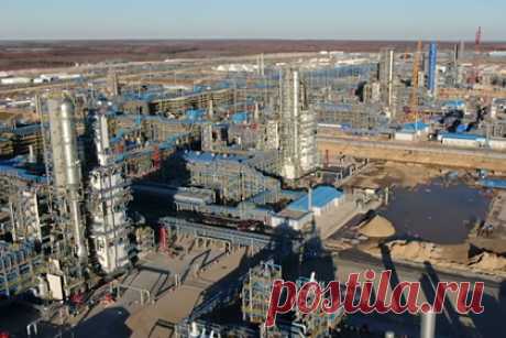 «Газпром» отреагировал на взрыв на крупнейшем заводе. Взрыв на Амурском газоперерабатывающем заводе не повлиял на поставки газа в Китай по газопроводу «Сила Сибири». Основное технологическое оборудование завода не пострадало, целостность производственной цепочки не нарушена, заявили в «Газпроме». Объемы газовых поставок соответствуют суточным заявкам китайской стороны.