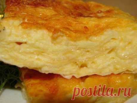 Пирог с сыром, который хочется готовить каждый день! 
Вкусно до безумия! 
Многие блюда и закуски, приготовленные с сыром, получаются по умолчанию вкусными. Это вам скажет любой сыроман. Особенно почитатели сыра полюбили пироги. Если вы любите выпечку, в которой аппетитно тянется сыр, тогда этот рецепт должен вас заинтересовать. 
Пирог получается очень вкусным, а главное — готовится без хлопот. Потратив немного времени на подготовку, вы приготовите сытное угощение, которым наестся вся семья!
