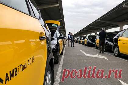 Десятки человек перекрыли автостраду в Испании из-за роста цен на топливо. Сотрудники транспортного сектора Испании в пятый раз подряд перекрыли автостраду Ronda Litoral в Барселоне в знак протеста против роста цен на топливо. Демонстранты начали шествие утром, участие в протестах приняли несколько десятков человек. Транспортники Испании начали бессрочную забастовку 14 марта.