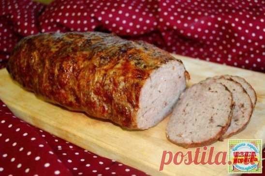 Фальшивый заяц
Факт, что «Голь на выдумки хитра», когда человек находит или создает замену тому, чего ему не хватает. Вот так и дошло это название блюда до наших дней. Охотимся мы теперь в совсем иных дебрях современности, а зайца печём и на стол кладём, как в старые добрые времена.
Ингредиенты:
0.2 кг свинины жирной (подчеревок, щека и т.п.)
0,5 кг свинины постной 
0,3 кг говяжьего мяса
Приготовление:
1. Мясо мелко порубить, перемолоть, добавить соль, перец, тмин. И самое главное – хорошо вым