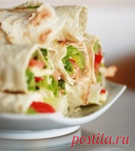 Сэндвич-роллы в мультиварке 
Ингредиенты
    Лаваш тонкий - 1 штука
    Курица (филе) - 200 граммов
    Салат листовой - 100 граммов
    Сыр Голландский - 100 граммов
    Огурец - 2 штуки
    Авокадо - 1 штука
    Томат (помидор) красный - 1 штука
    Лук репчатый - 1 штука
    Сыр сливочный - по вкусу
Приготовление
Это невероятно вкусный и легкий вариант ланча, который запросто можно взять и на работу, и дать дитю в школу, и просто собрать с собой на пикник. Сливочный сыр можно заменить май