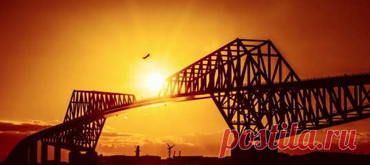 Знакомьтесь: это «Токийские ворота», также известные как «Мост-динозавр». Помимо своих основных функций, мост исправно работает и на облюбовавших его пешеходов, и на любителей панорамных видов.