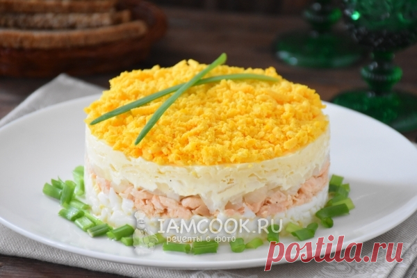 Салат «Мимоза» с сыром — классический рецепт.