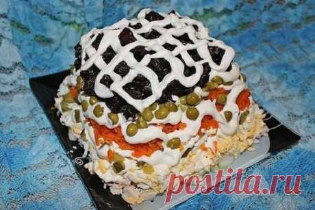 Слоёный салат «Прага» с курицей и черносливом