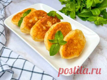 Вкусные, домашние приготовленные легко и быстро прямо на вашей любимой сковороде. Идеальное сочетание нежного теста и ароматной начинки. Ингредиенты Творог - 180 г Яйцо - 1 шт. Масло сливочное - 20 г Мука - 200 г Яблоки - 3-4 шт. Сахар - 2 ст.л. Соль - цепотка Разрыхлитель теста - 1 ч.л. Ванилин - - 16 июня - 43933829623 - Медиаплатформа МирТесен
