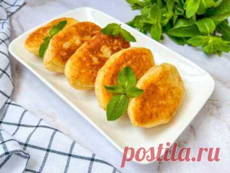 Вкусные, домашние приготовленные легко и быстро прямо на вашей любимой сковороде. Идеальное сочетание нежного теста и ароматной начинки. Ингредиенты Творог - 180 г Яйцо - 1 шт. Масло сливочное - 20 г Мука - 200 г Яблоки - 3-4 шт. Сахар - 2 ст.л. Соль - цепотка Разрыхлитель теста - 1 ч.л. Ванилин - - 16 июня - 43933829623 - Медиаплатформа МирТесен