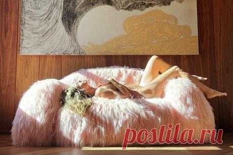 50-летняя Хайди Клум опубликовала обнаженное фото. Немецкая супермодель, актриса и телеведущая Хайди Клум опубликовала откровенное фото. На размещенном снимке 50-летняя манекенщица лежит на меховом диване розового цвета. При этом на размещенном снимке видно, что знаменитость позирует без одежды, прикрывая руками обнаженную грудь.