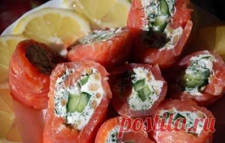 Предлагаю приготовить вкуснотищу невероятную, да еще к тому же и полезную!

ПОЛЕЗНЫЕ СУШИ

Ингредиенты:

- сливочный сыр
- слабосоленая красная рыба (сёмга, форель) 
- лимон
- кедровые орешки
- укроп
- огурец