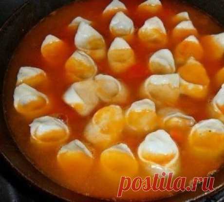 Чучварики. Попробуйте. Это очень вкусно!
Ингредиенты:
Тесто:
- 200 г муки
- 100 г воды
- соль
Соус:
- 1/2 моркови
- 1 лук
- 3 помидора
- 400 мл воды
Начинка:
- 150 г баранины
- 1/2 луковицы
- 1 зубок чеснока
- 1 чайная ложка кориандра
- соль
- перец
- петрушка
- кинза
- укроп
Приготовление:
Для теста смешиваем все ингредиенты, накрываем пищевой пленкой, и в холодильник на пол часа. Тем временем нарезаем мясо на маленькие кусочки, и измельчаем их большим ножом в фарш, так же измельчаем лук,