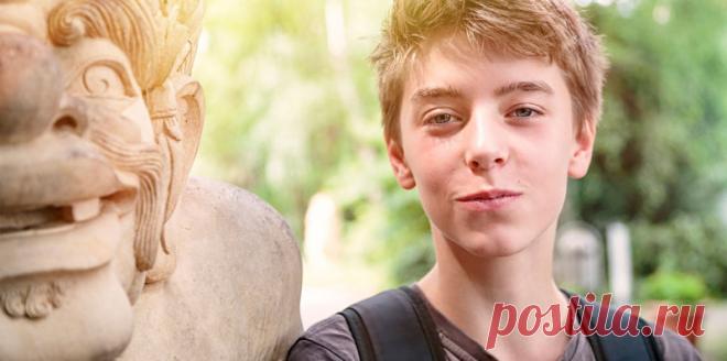 ПОЧЕМУ ПОДРОСТКИ ДЕРЖАТ СВОИХ РОДИТЕЛЕЙ ЗА ИДИОТОВ Для малышей родители - волшебники, они могут всё: и прогнать чудовищ из-под кровати, и включить мультики. Потом дети вырастают, и родители оказываются просто людьми, со своими несовершенствами. Вечно мешают заниматься интересными вещами и просто ничего не понимают. 